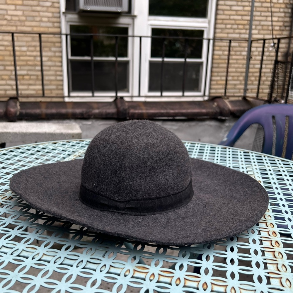 Felt wide brimmed hat